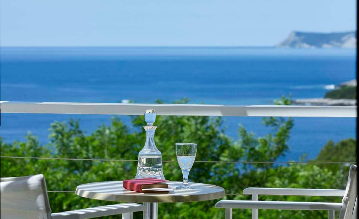 Villa Ioli- Beachfront Luxury Residence إيغومينيتسا المظهر الخارجي الصورة