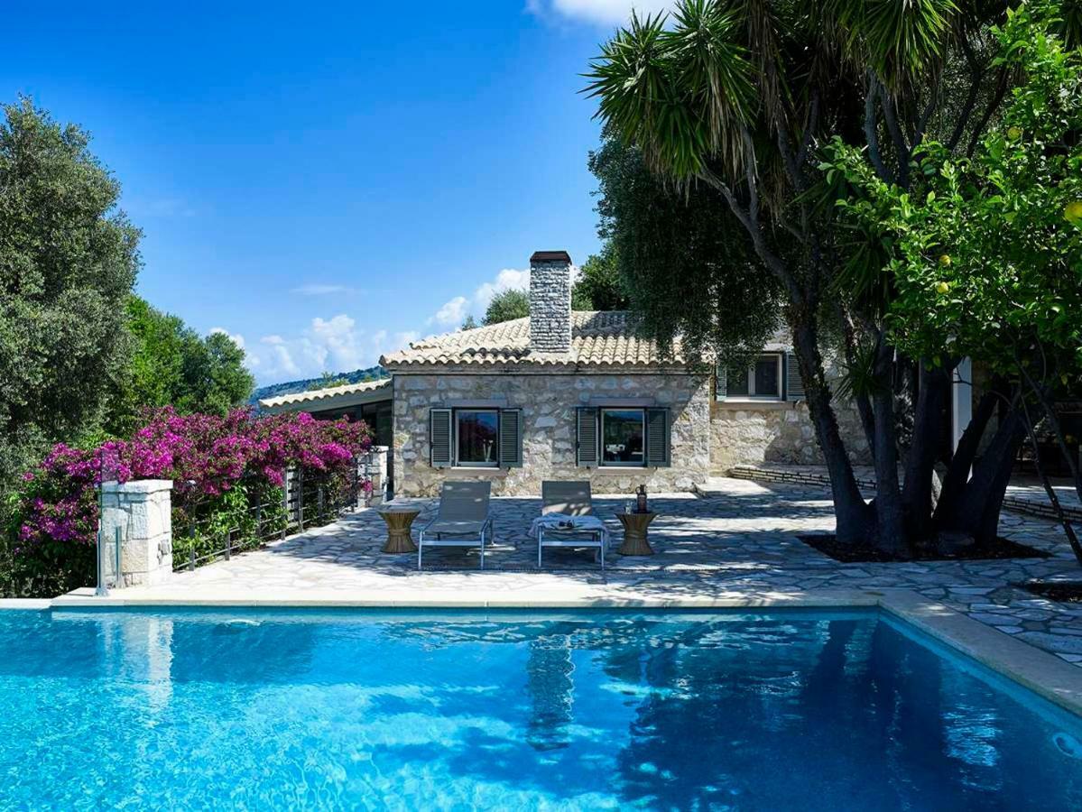 Villa Ioli- Beachfront Luxury Residence إيغومينيتسا المظهر الخارجي الصورة