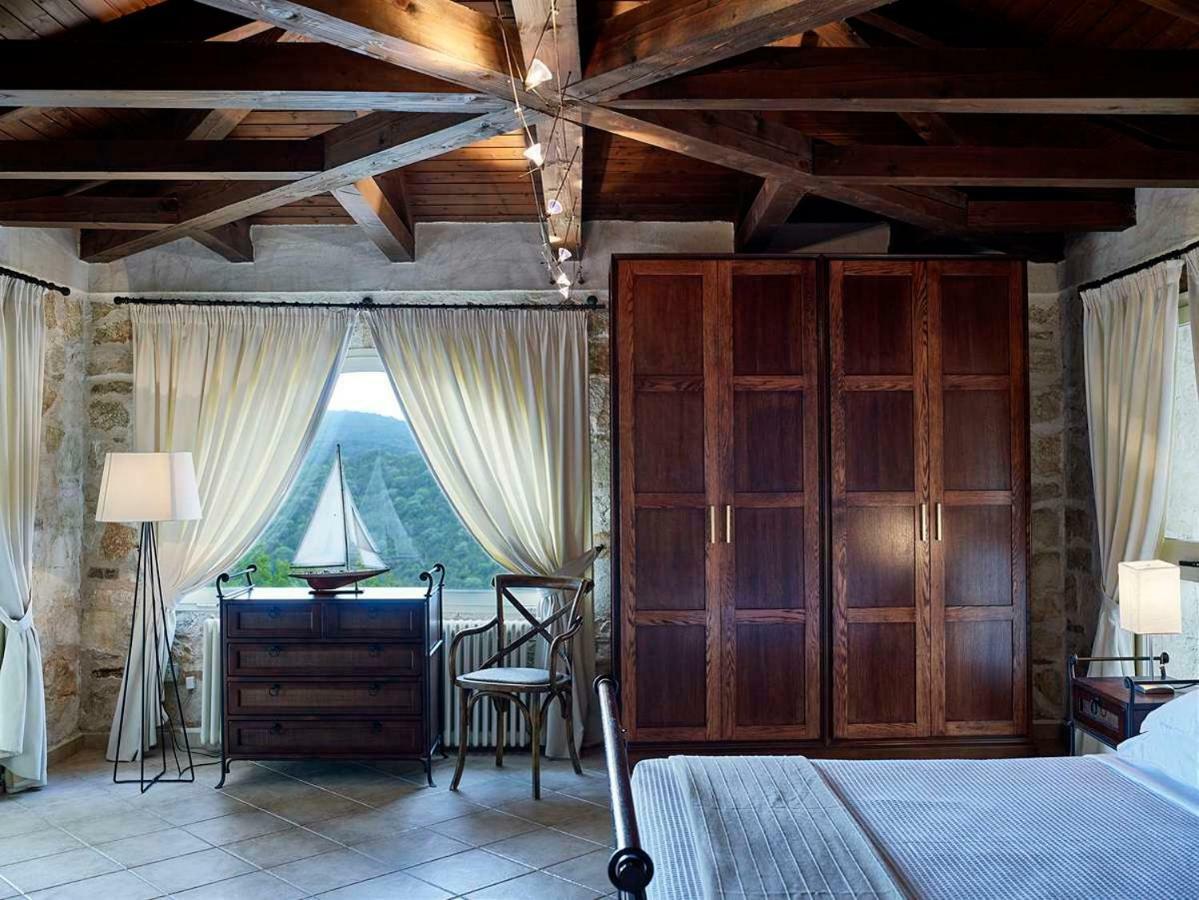 Villa Ioli- Beachfront Luxury Residence إيغومينيتسا المظهر الخارجي الصورة